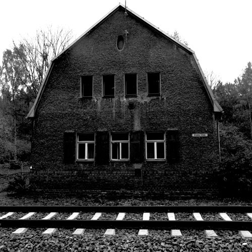 House_at_tracks